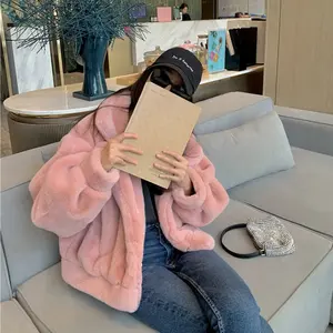 Nouveau manteau en <span class=keywords><strong>fausse</strong></span> <span class=keywords><strong>fourrure</strong></span> de vison d'hiver en gros manteau en peluche de style tempérament à la mode pour femmes manteau en <span class=keywords><strong>fausse</strong></span> <span class=keywords><strong>fourrure</strong></span> de vison pour femmes au design court - Product Image 3