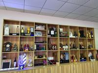 Vitrine à vin en acrylique transparent de luxe sur mesure avec serrure et base en bois, présentoir à bouteilles d'alcool réglable à 3 niveaux pour bar et club