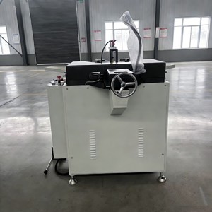 Machine <span class=keywords><strong>de</strong></span> formage d'angles hydraulique robuste pour portes et fenêtres en aluminium avec positionnement et levage - Product Image 4