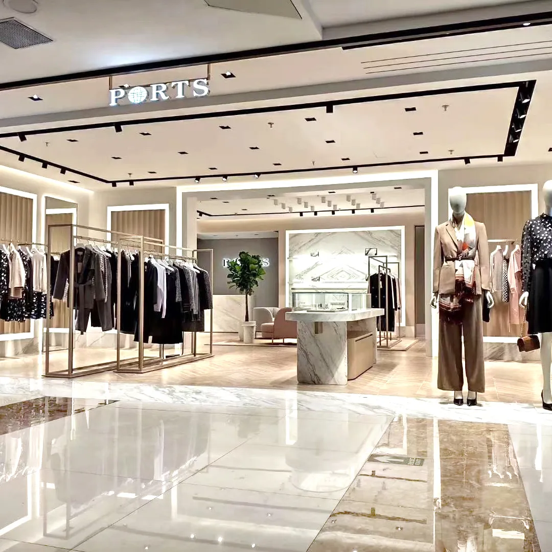 Mobilier de magasin de vêtements, raccords avec design d'intérieur pour aménagement de magasin en tissu, 2022