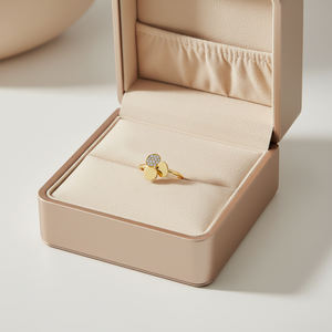 Anillo de Trébol de la Suerte Minimalista y Moderno de Calidad Excepcional, Joyería Fina de Oro Amarillo Sólido de 18K con Diamante Natural Real - Product Image 1