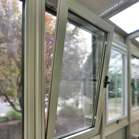 Fenêtre en aluminium à ouverture oscillo-battante, résistante aux intempéries et avec cadre thermolaqué, pour véranda et terrasse.