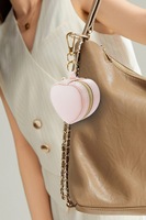 Boîte à bijoux portable mini en forme de cœur avec crochet porte-clés, petit conteneur pour bagues, boucles d'oreilles et bibelots, idéal pour la salle de sport, l'entraînement, les activités de plein air et les voyages