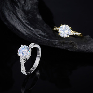 Bague en argent sterling S925 torsadée à six griffes avec moissanite, bague fine de luxe 1 carat pour femme, cadeau de fiançailles ou de demande en mariage - Product Image 4