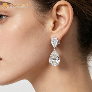Boucles d'oreilles pendantes Goldleafgem en or blanc 18 carats avec diamant de laboratoire taille poire certifié IGI - Product Image 3