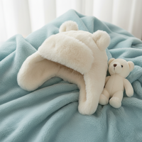 Chapeau trappeur pour enfants en fausse fourrure blanc crème, doux et moelleux, avec oreilles d'ours, confortable et chaud, mignon pour les vacances d'hiver et les jeux en plein air