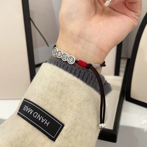 สร้อยข้อมือเชือกสีแดงทอมือเงินสเตอร์ลิง ดีไซน์ตัวอักษร ของขวัญเครื่องประดับสำหรับทุกเพศ - Product Image 3