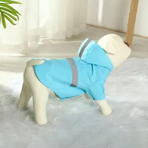 Nueva ropa para mascotas Four Seasons al aire libre impermeable y antiincrustante cómodo lindo impermeable de cuatro patas con capucha