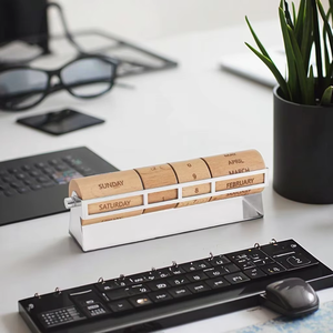 लक्जरी स्टेनलेस स्टील और लकड़ी डेस्कटॉप सजावटी तारीख तालिका कैलेंडर रचनात्मक घूर्णन सतत गहने उपहार बॉक्स दीवार हस्ताक्षर - Product Image 3