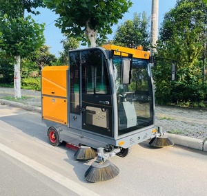 Camion balayeuse de voirie avec cabine entièrement fermée et balais rotatifs pour le nettoyage des routes municipales - Product Image 1