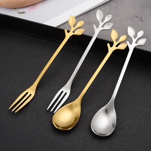 Set Moderno di Cucchiai e Forchette in Acciaio Inox Dorato a Forma di Foglia con Manici Lunghi per Dessert e Feste - Product Image 2