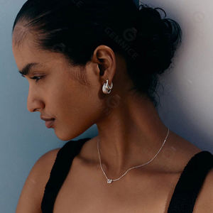 Aros Gemnel Mondo en Plata 925 con Baño de Oro de 18K, Diseño Escultural Audaz con Textura Ondulada para un Movimiento Inspirado en el Agua - Product Image 4