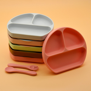 Ensemble d'alimentation en silicone pour bébé : assiette compartimentée à ventouse sans BPA, bavoir en silicone, tasse à boire et cuillère – Idéal pour l'autonomie alimentaire (BLW) – Vente en gros - Product Image 3