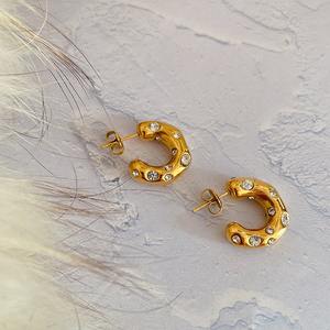 Pendientes Grandes de Zirconia en Forma de C con Detalles Dorados para Mujer, Acero Inoxidable 18K, Estilo Vintage, para Bodas y Fiestas - Product Image 3