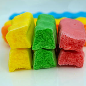 Bonbons gélifiés en forme de frites de pommes de terre, vente en gros, saveur sucrée et acidulée, multicolores, texture lisse et crémeuse - Product Image 2