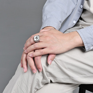 แหวนเหล็กไทเทเนียมฟรีเมสันสำหรับผู้ชายรูปทรงโล่ประดับเพชรซิร์คอนเครื่องประดับสวมใส่ทุกวันสีทองและสีเงิน - Product Image 2