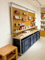 Meuble buffet design professionnel pour vitrine, présentoir de mode pour boutique de créateurs, étagère de présentation