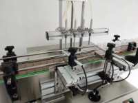 Machine de remplissage liquide automatique de bureau de table 4 6 têtes avec bande transporteuse pour le remplisseur d'eau de machine de remplissage de parfum