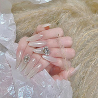Ongles à presser blancs nacrés rêveurs avec reflets aurore et accents de cristaux en forme de cœur, faux ongles en acrylique pour événements nuptiaux