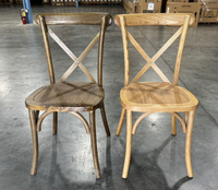 Chaises empilables en bois massif de style moderne et commercial pour l'extérieur, idéales pour les restaurants, hôtels, parcs, banquets de mariage et salons.