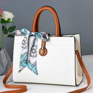Bolso de mano estructurado blanco para mujer con asa superior marrón, dije de pañuelo estampado y correa de hombro desmontable para uso diario y viajes - Product Image 1