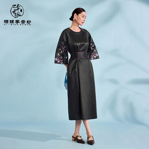 LI SILK CLOUD Mujer Negro Xiangyunsha Hasta el suelo Sin tirantes Slip Camisola Diseño Tradicional Teñido Artesanía Impresión digital - Product Image 1