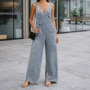 Combinaison en jean pour femme sans manches, col en V, taille haute, coupe droite, pantalon long, ceinturée, bleu clair délavé - Product Image 2