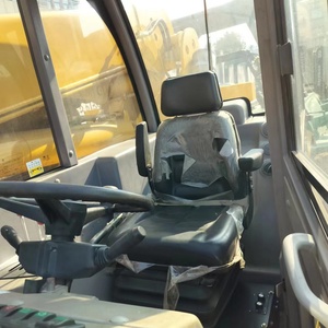 Montacargas Compacto JCB 535 con Motor Diésel, Tracción 4x4, Mástil de Dos Etapas, Cabina Cerrada Amarilla con Cucharón, Neumáticos Todoterreno - Product Image 3