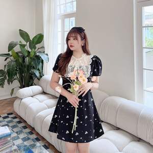 รันฉี N8378 ชุดเดรสสีดำลายดอกไม้แต่งลูกไม้ ปกปีเตอร์แพน แขนสั้น กระโปรงยาวระดับกลาง ระบายอากาศได้ดี สวมใส่สบายในชีวิตประจำวัน - Product Image 5