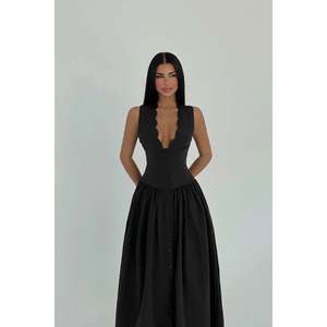 Robe de soirée noire avec détails boutonnés - Product Image 2