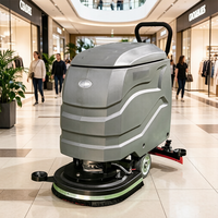 Autolaveuse autoportée robuste à batterie avec raclette en aluminium de 800 mm et moteurs de 550 W pour usage industriel en entrepôt