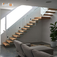 Escalier en L pour intérieur avec marches en chêne blanc et verre, garde-corps en verre trempé, escalier flottant en cantilever