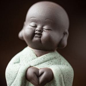 ของตกแต่งน่ารักๆ รูปพระสงฆ์จิ๋ว ทำจากดินเผาสีม่วงแบบจีน สำหรับโต๊ะน้ำชา ชุดน้ำชาคกฟู - Product Image 6