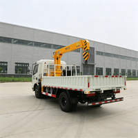 Grue montée sur camion légère de 3,2/4/5 tonnes avec une carrosserie compacte et un petit rayon de braquage pour les opérations sur sites étroits