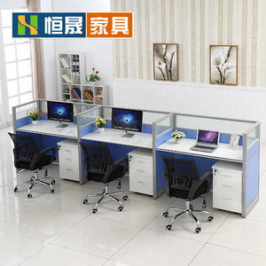 โต๊ะทำงานสำนักงานสมัยใหม่แบบแบ่งพื้นที่สำหรับ 4 คน พร้อมระบบจัดการสายไฟแบบซ่อนในตัว ดีไซน์แผงติดตั้งบนพื้น - Product Image 4