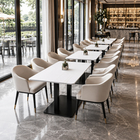 Ensemble de table à manger en marbre, fauteuils à double colonne en cuir crème, mobilier commercial de restaurant doré, personnalisable OEM Chine