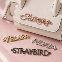 Portefeuille-pochette pour femme en or rose brossé avec logo monogramme et trous de couture, marque de boutique à étiquette privée