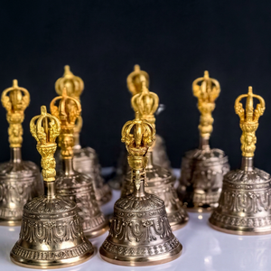 Ensemble de cloches tibétaines bouddhistes Dorje – Paire assortie de Ghanta et Vajra en laiton pour les détaillants e-commerce et spirituels - Product Image 1