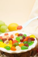 Bonbons gélifiés en gros aux saveurs de fruits, formes variées, acidulés et sucrés, multicolores, en vrac