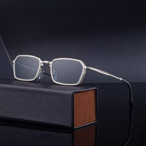 Lunettes de soleil carrées KSL-98494 pour hommes, protection UV400, monture légère en plastique et métal, pare-soleil classe 2, branches noires en alliage de zinc à ressort - Product Image 1