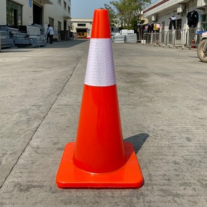 Cônes de signalisation routière réfléchissants rouges en PVC de 700 mm pour une visibilité élevée sur la route - Product Image 4
