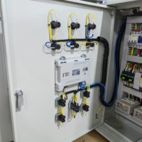 Caja de Control Eléctrico Personalizada de 440V, Centro de Automatización PLC de 100A con HMI Integrado para Monitoreo de Procesos Técnicos