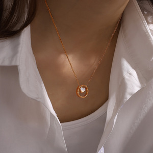 Collar con colgante de concha de agua dulce de acero inoxidable, estilo europeo americano, chapado en oro de 18 quilates, con forma de corazón, para mujer, regalo. - Product Image 4