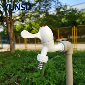 Robinet de jardin extérieur moderne en plastique à poignée unique, monté sur terrasse, avec poignée en forme de tuyau, blanc, 1/2 pouce, garantie de 2 ans - Product Image 1