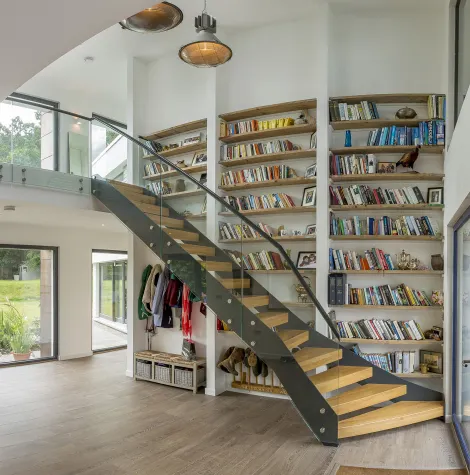 Hochwertige vorgefertigte gebogene Innentreppe Eiche Holztreppe mit Glas geländer Design China Treppen hersteller