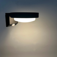 Nouvelles appliques murales solaires extérieures avec capteur de mouvement IP44 corps en plastique étanche pour l'utilisation de patio de cour de paysage de jardin