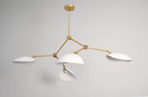 Lustre Sputnik moderne en laiton fait main avec 4 abat-jour LED blancs réglables, luminaire suspendu pour la maison ou le bureau, style MCM - Product Image 4