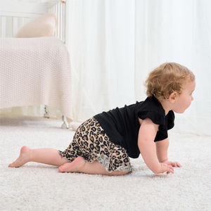 Vêtements pour bébés en gros personnalisés, haut d'été pour fille de haute qualité avec manches à volants élastiques, décoration en dentelle, ensemble de vêtements pour bébé - Product Image 4