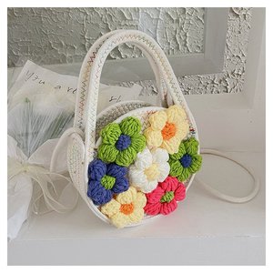 Sac à main rond tissé pour femme avec fleurs au crochet, sac de plage d'été élégant en forme de demi-lune, design color block - Product Image 4