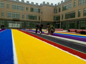 Mật độ 18900 20mm Chiều cao cầu vồng đầy màu sắc chạy theo dõi cỏ nhân tạo - Product Image 3